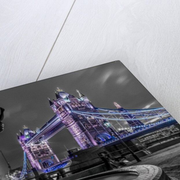 Fountian at tower bridge by Assaf Frank